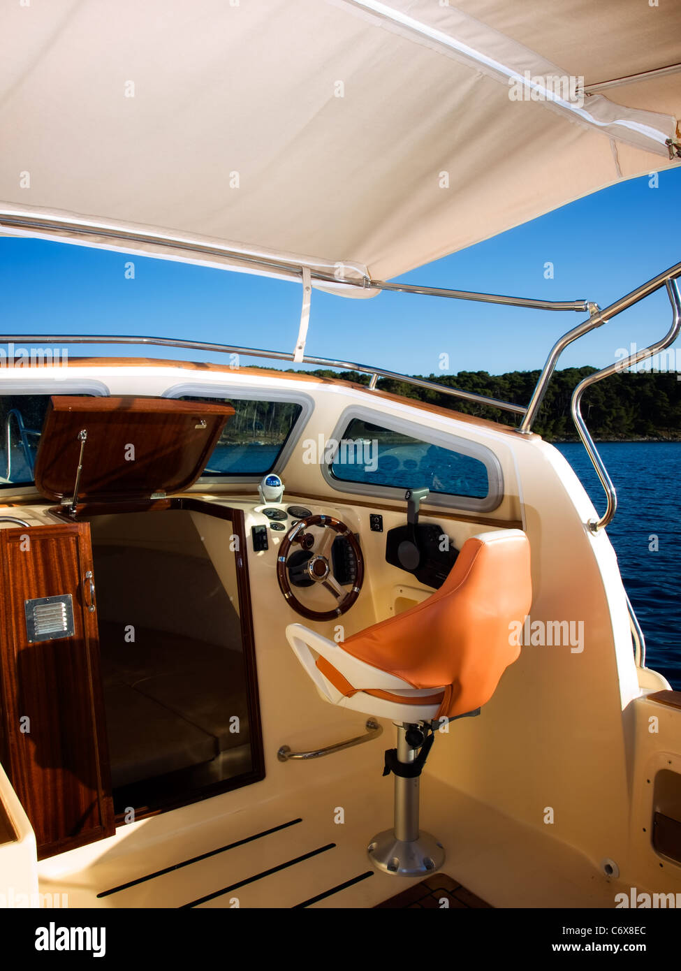Modernes Boot Cockpit auf einige LuxusSchiff Stockfotografie Alamy