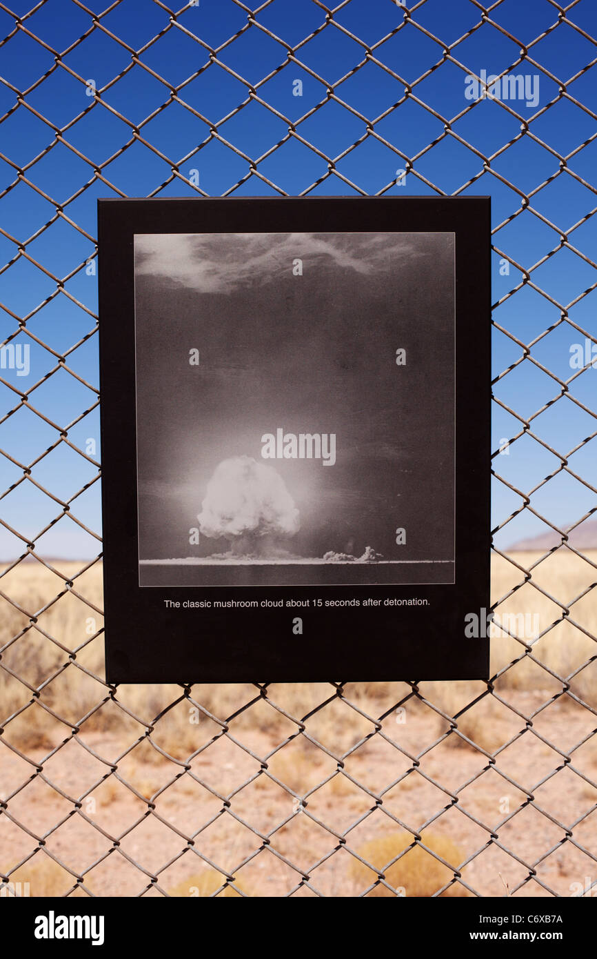 Ein Foto auf dem Display an der Trinity Site in New Mexiko zeigt die