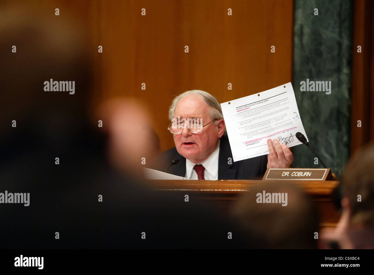 Senator Carl Levin, ein Demokrat aus Michigan während ein Senat Homeland Security and Governmental Affairs Untersuchungen Stockfoto