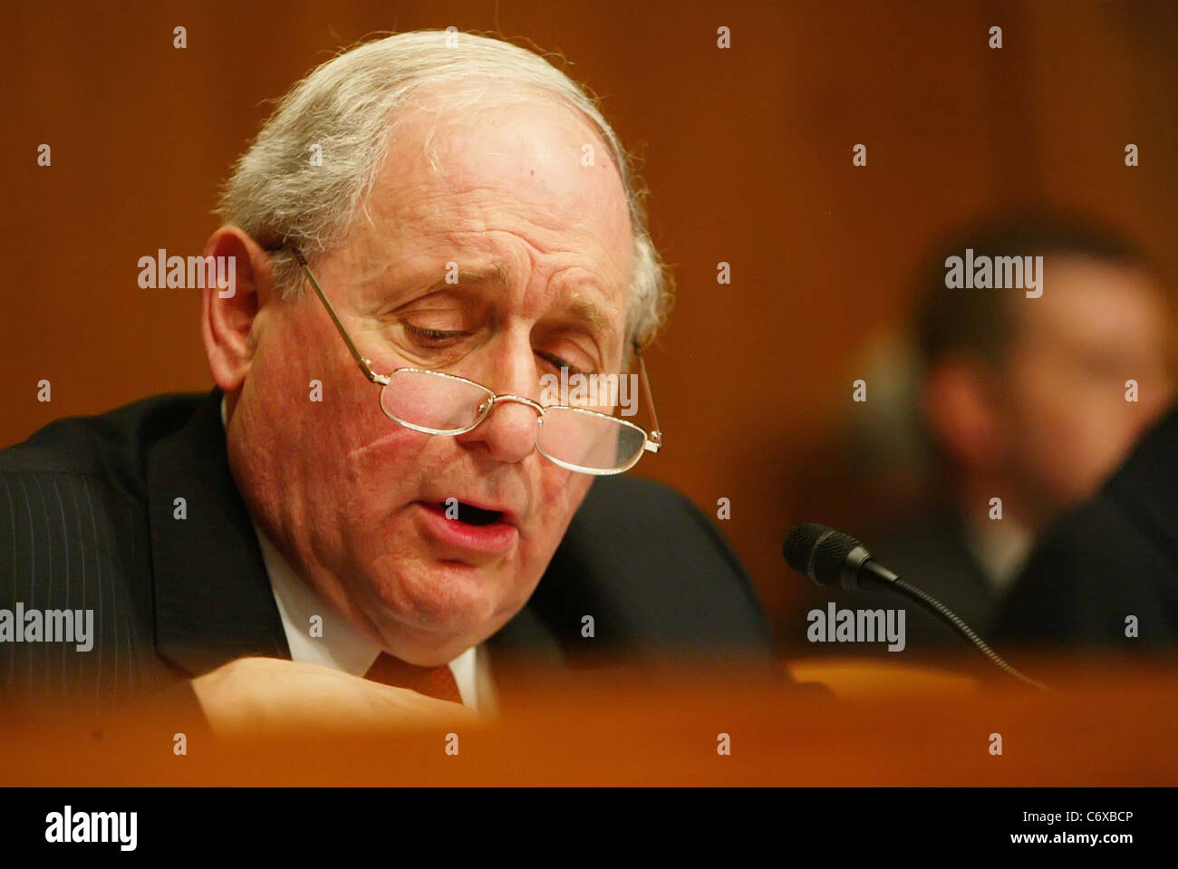 Senator Carl Levin, ein Demokrat aus Michigan während ein Senat Homeland Security and Governmental Affairs Untersuchungen Stockfoto