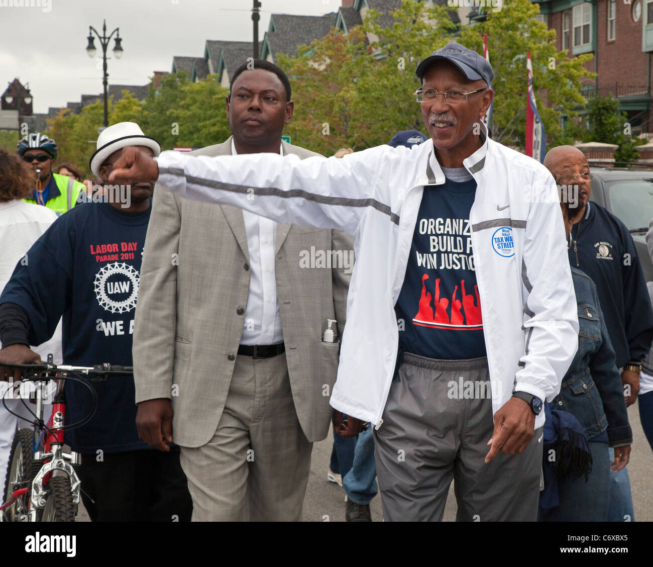 Detroit, Michigan - Detroit Bürgermeister Dave Bing marschiert in der Labor Day Parade. Stockfoto