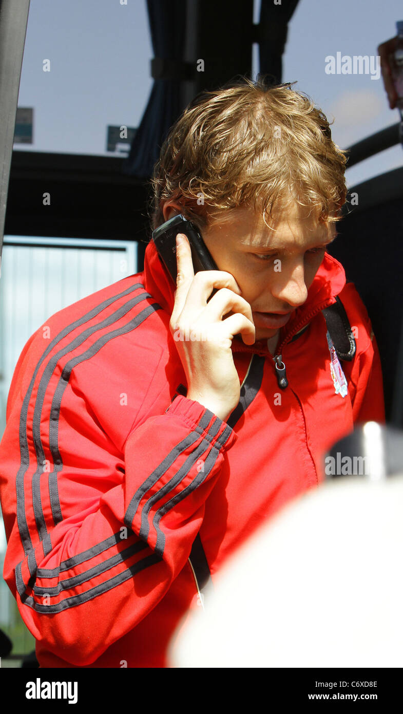 Liverpool-Fußballer ein Zug an Runcorn Station wie Flüge aus dem Vereinigten Königreich noch wegen dem isländischen angehalten werden Stockfoto