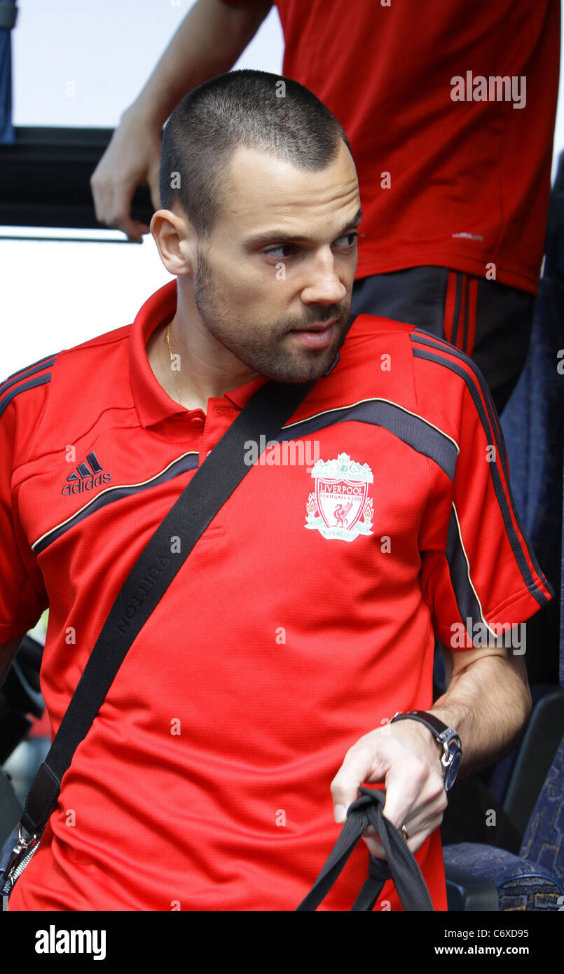 Liverpool-Fußballer ein Zug an Runcorn Station wie Flüge aus dem Vereinigten Königreich noch wegen dem isländischen angehalten werden Stockfoto