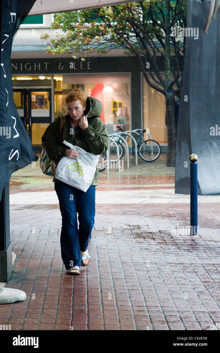 Frau Fell Kapuze festhalten, bei Wind und Regen Stockfoto