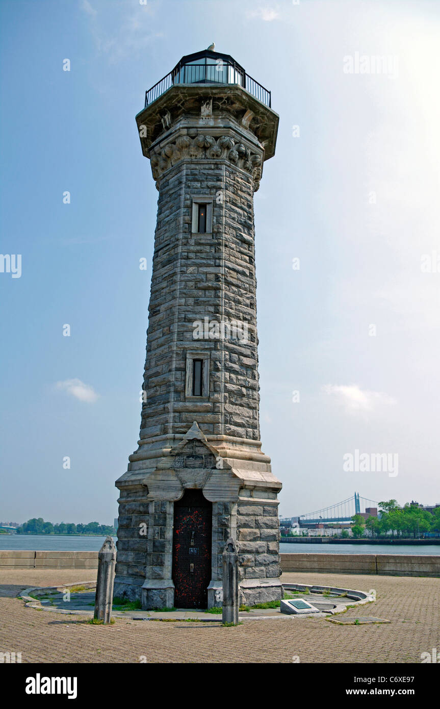 Gotischen Stil Stein Blackwell Leuchtturm am nordöstlichen Ende des Roosevelt Island mit Stadtteil Queens im Hintergrund, NYC, USA Stockfoto