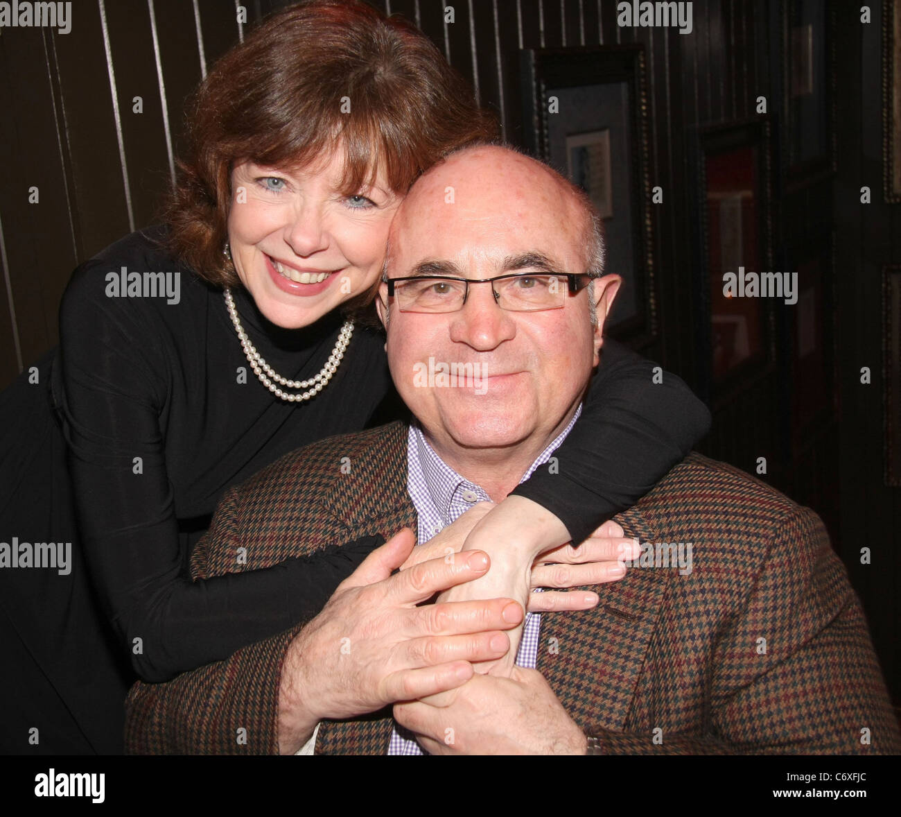 Bob Hoskins und Gast Chickenshed Spendenaktion anlässlich der Hard Rock Cafe London, England - 20.04.10 Gabor Scott Stockfoto