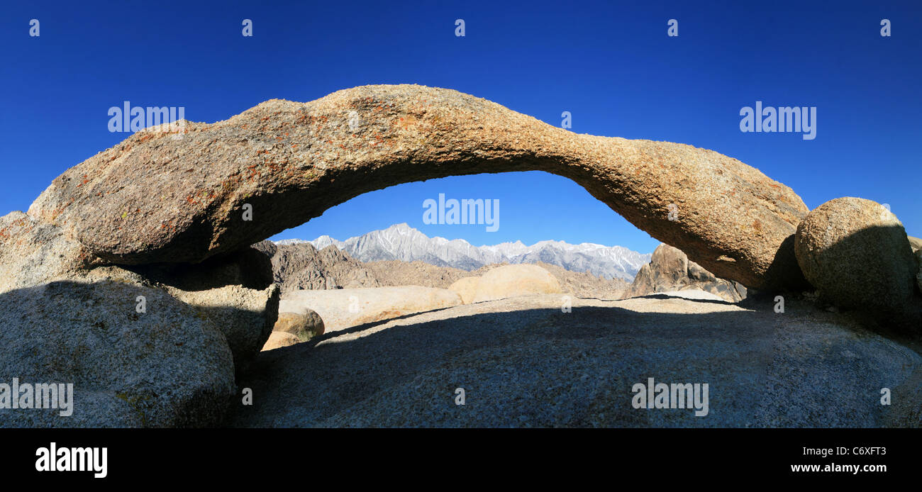 hohe Sierra Berggipfel betrachtet durch einen Alabama Hills Granit Bogen Stockfoto