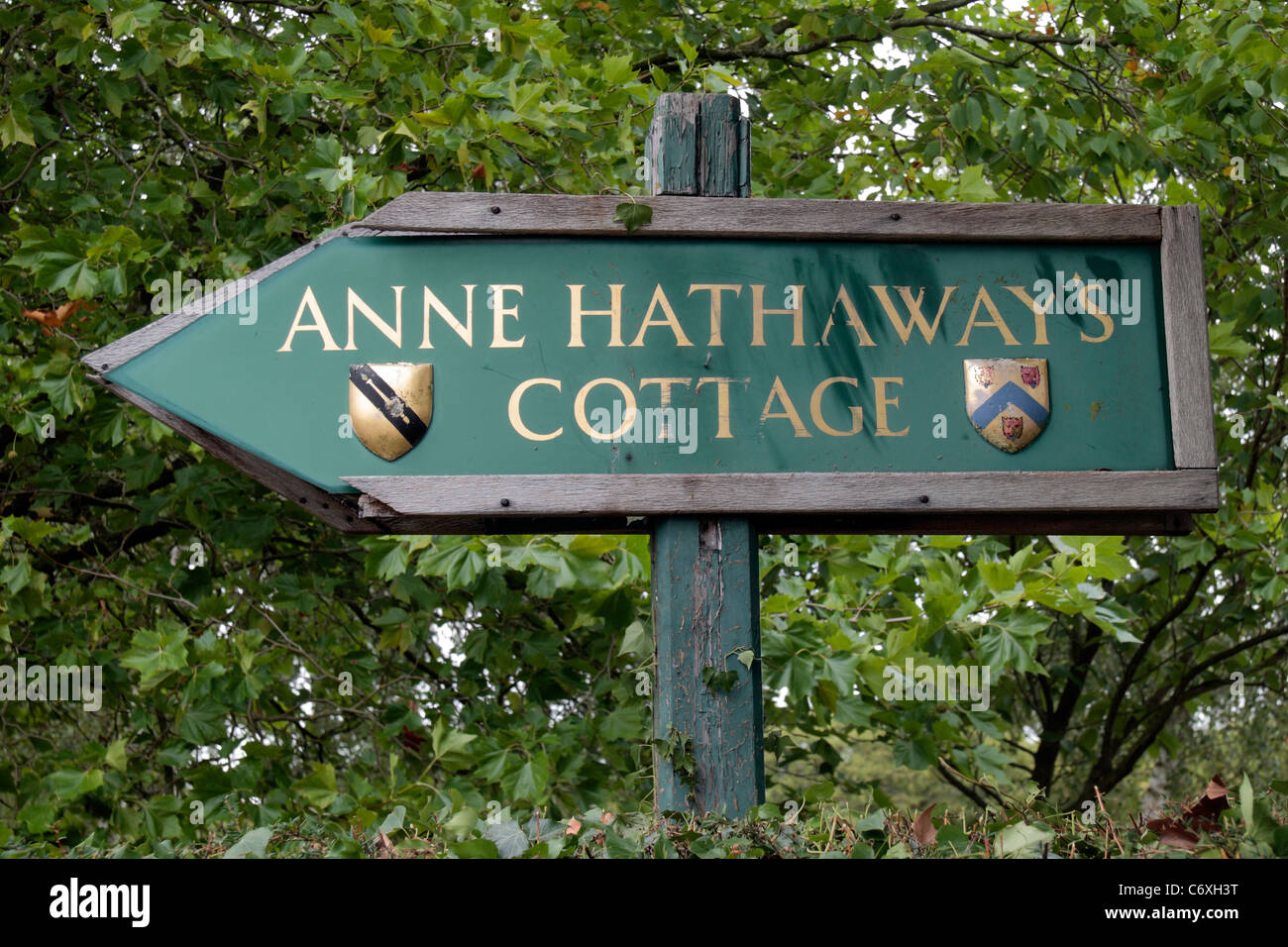 Wegweiser auf Anne Hathaways Hütte in Shottery, Stratford Warwickshire, England. Stockfoto