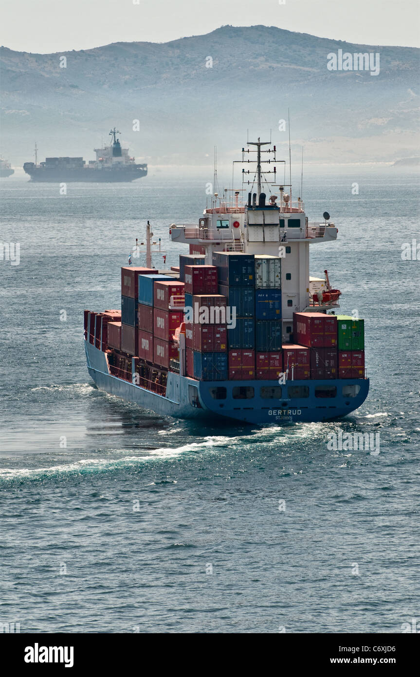 Container-Schiff Backbord drehen. "Gertrud".  Gibraltar, Mittelmeer, Europa Stockfoto