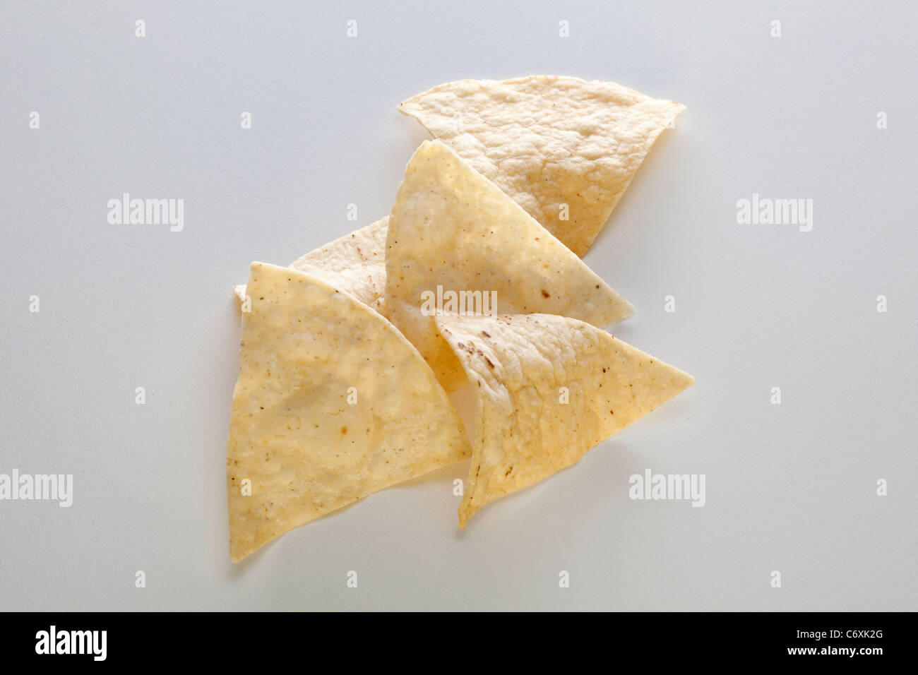 Gruppe von Tortillachips auf weiß Stockfoto