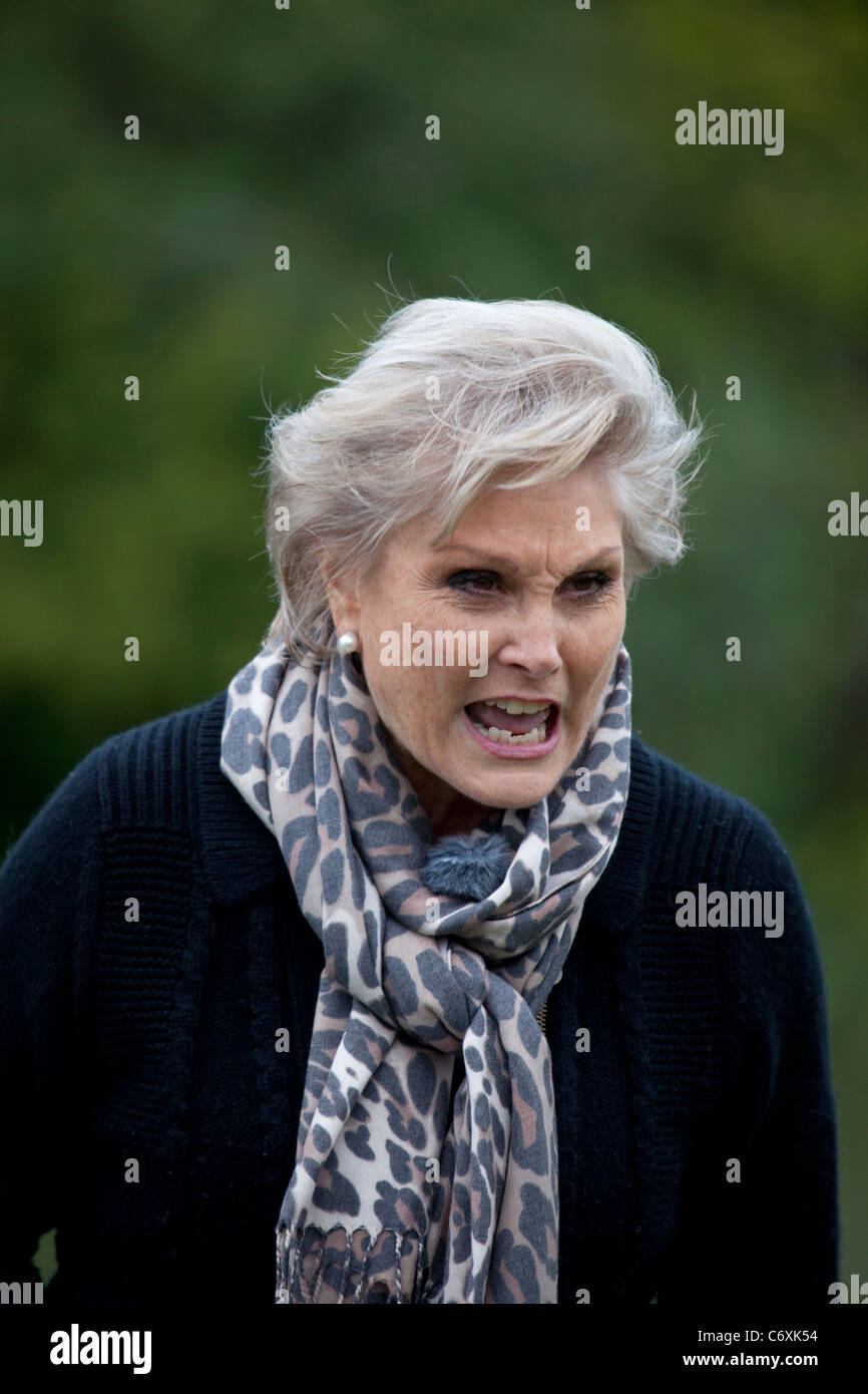 Angela Rippon schreiend an die Kamera Stockfoto