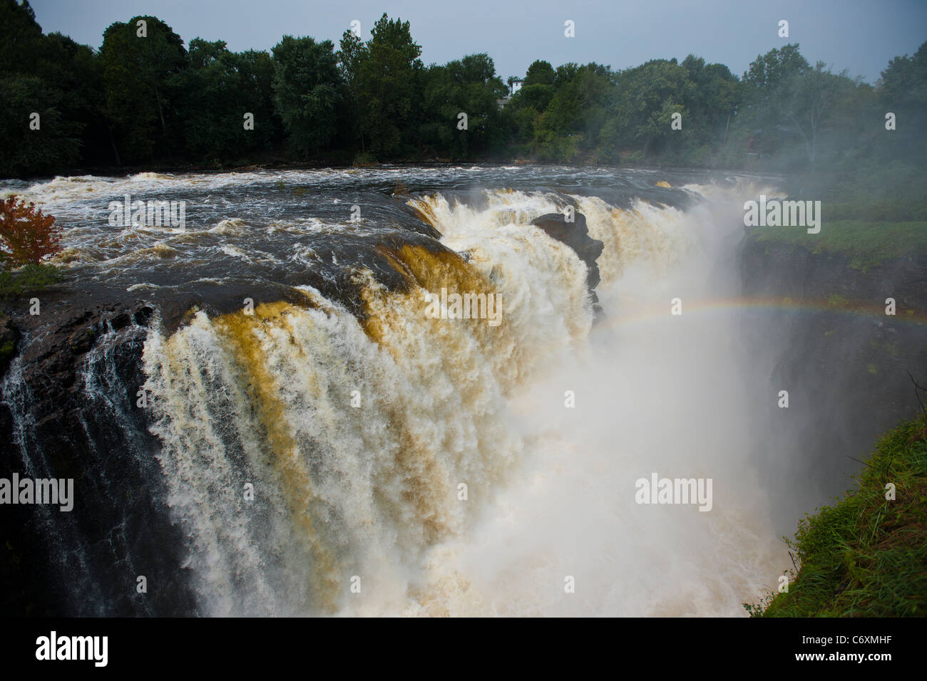 Tausende von Gallonen Wasser Kaskaden über die großen Wasserfälle des Passaic River in Paterson, New Jersey Stockfoto