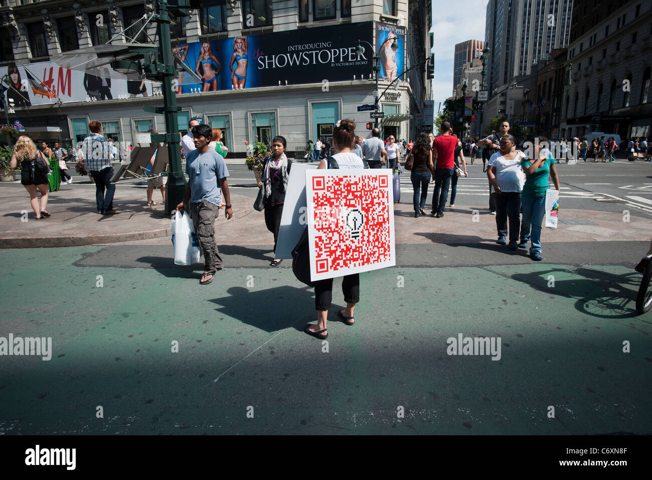 Werbung für das Museum of Modern Art verwendet eine Sandwichplatte mit einem QR (quick Response)-Code, Stockfoto