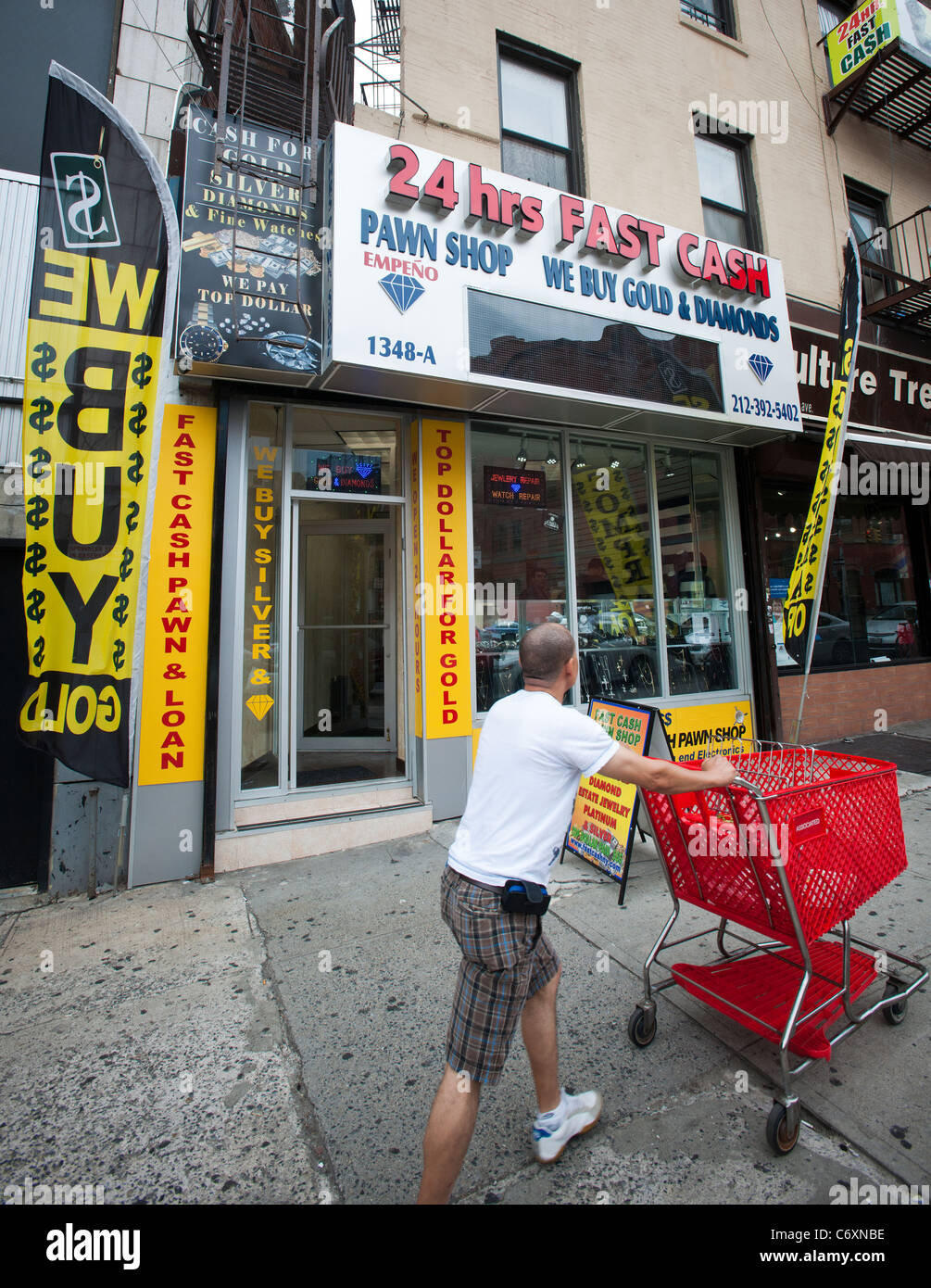 Ein Pfandleiher im New Yorker Stadtteil Harlem wirbt damit, dass sie Gold kaufen Stockfoto