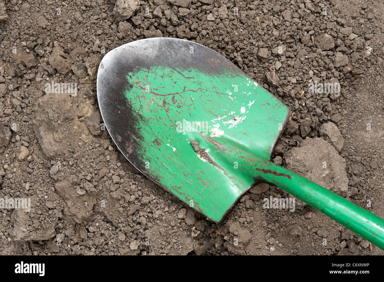 Eine grüne Schaufel Verlegung in weichen Schmutz Stockfoto