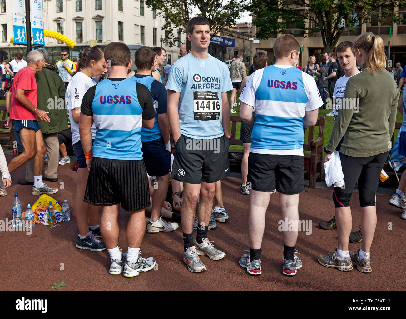 Liebe Läufer auf dem George Square fertig, an die Bank von Schottland Great Scottish Run, 2011 zu beteiligen. Stockfoto