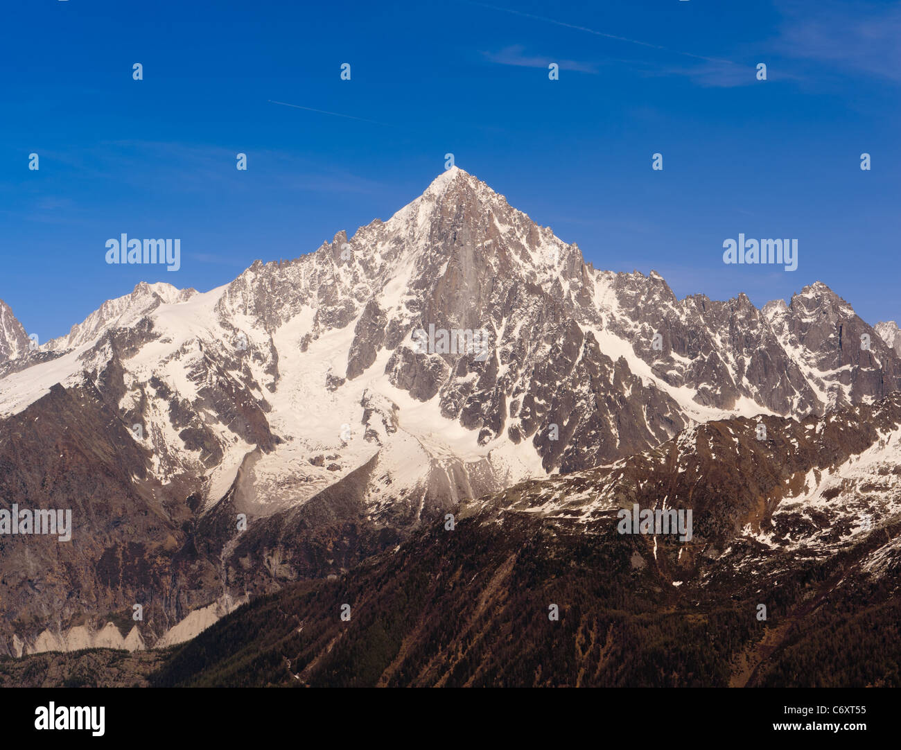 Verschneiten Berggipfel. Französische Alpen über Tal von Chamonix Mont-Blanc-Massiv, Aiguille Verte. Stockfoto