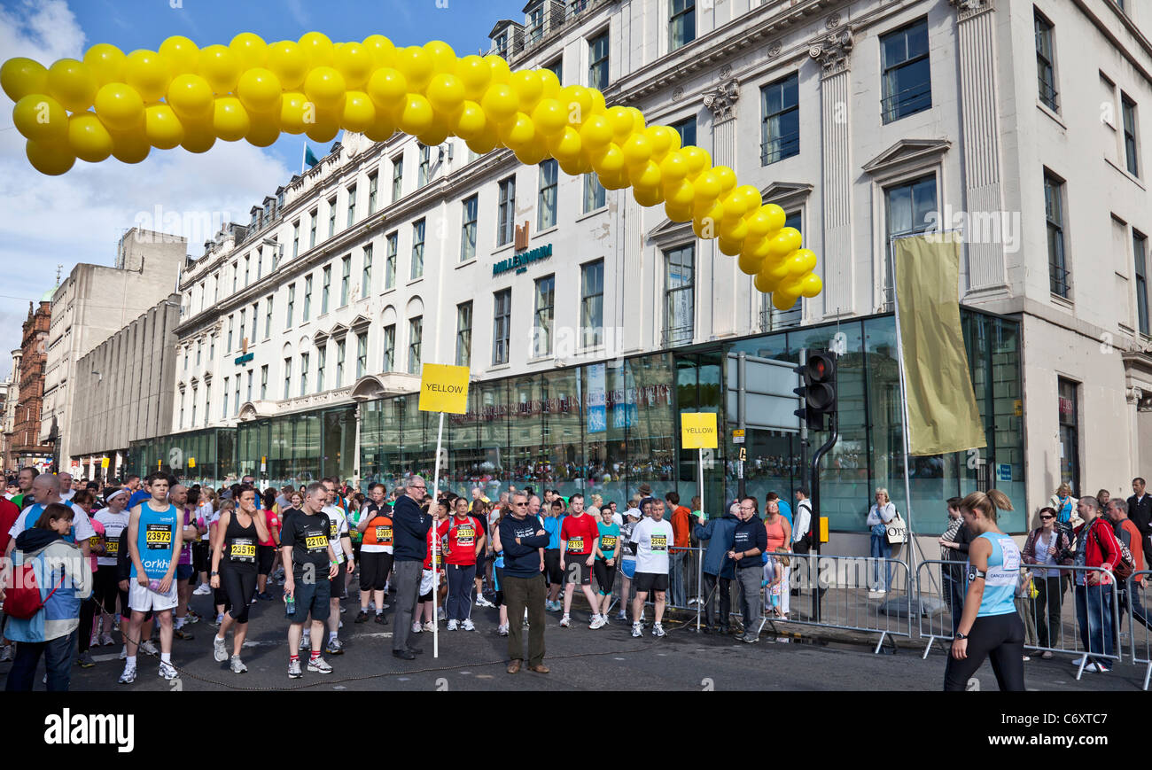 Teilnehmer, die Musterung in George Square vor Beginn der Bank von Schottland Great Scottish Run, 2011. Stockfoto