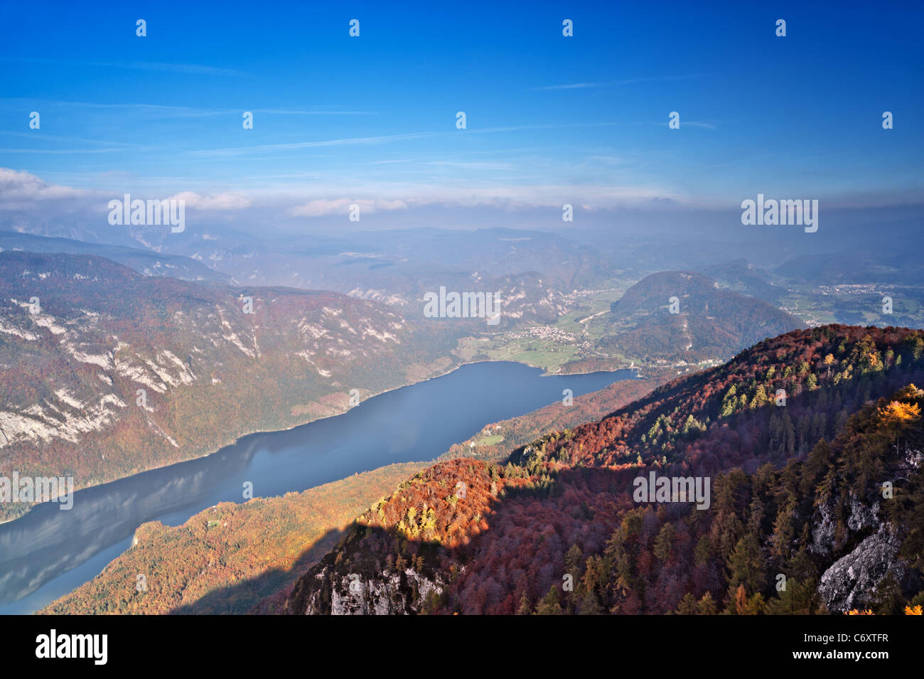 Bohinj-See im Herbst. Luftaufnahme. Beliebte touristische Attraktion von Slowenien. Stockfoto