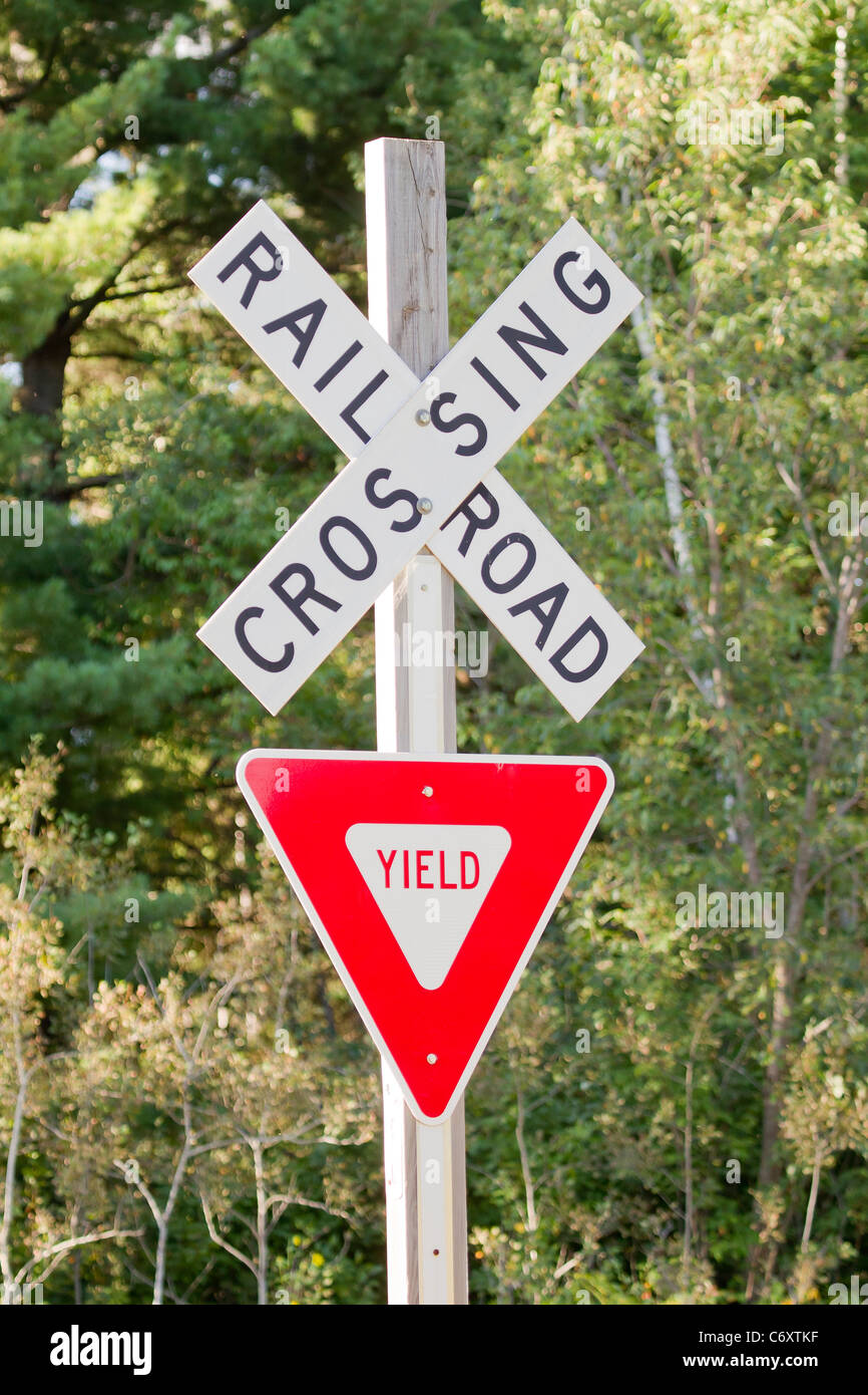Einen roten und weißen Ertrag Schild an einer Kreuzung Eisenbahn überqueren. Stockfoto
