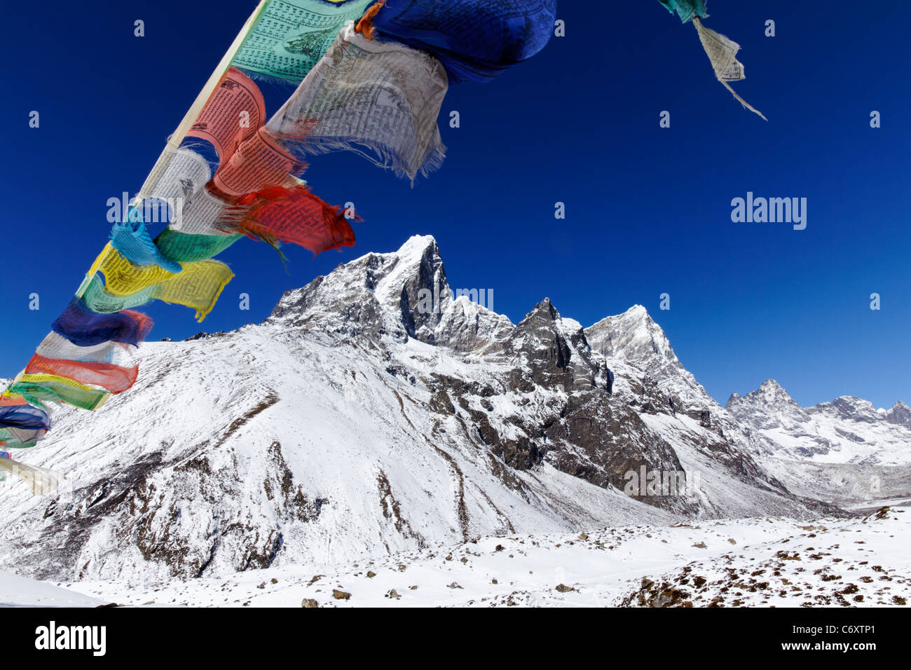 Gebetsfahnen und verschneite Berge, Everest Region, Nepal Stockfoto