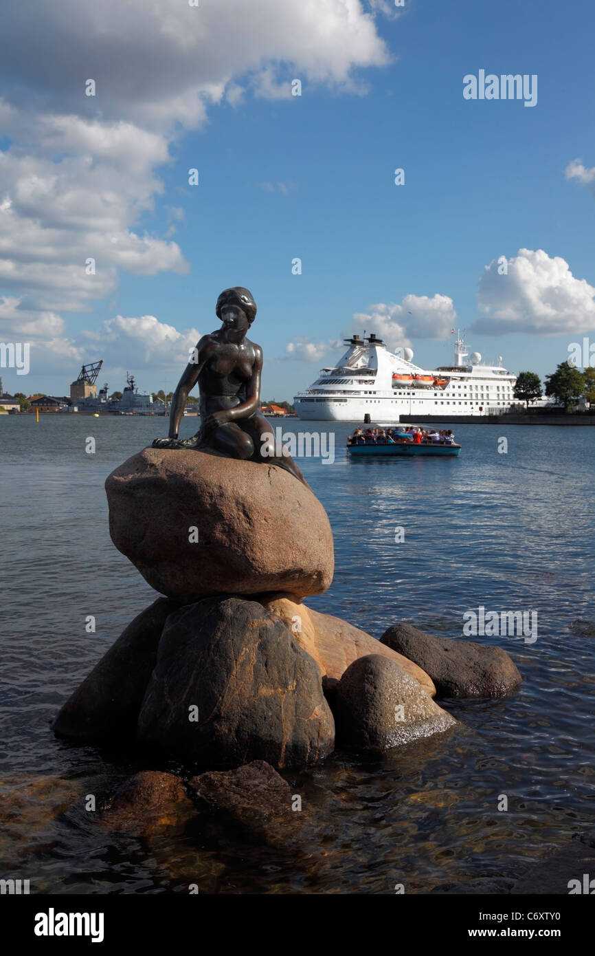 Ein Kanalboot Tour mit Touristen verlassen die kleine Meerjungfrau und dem Kreuzfahrtschiff MS Seabourn Pride verlassen den Hafen von Kopenhagen Stockfoto