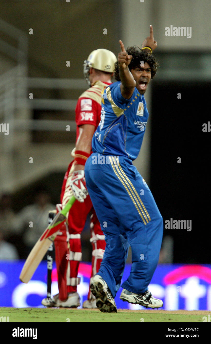 Mumbai Indians Bowler Lasith Malinga feiert nach der Einnahme von Jacques Kallis Wicket während der Mumbai Indians Vs Royal Stockfoto