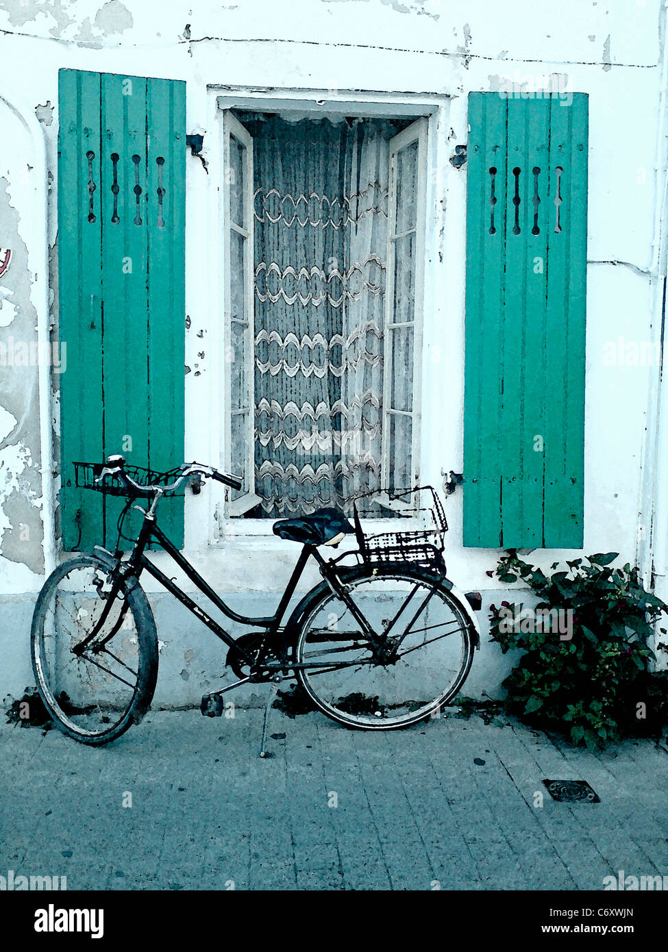 Fahrrad gegen grünen Fensterläden durch ein Fenster gelehnt Französisch Stockfoto