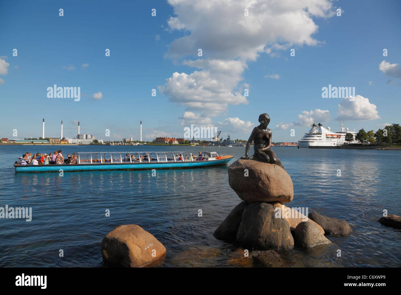 Ein Kanalboot Tour mit Touristen beobachten, die kleine Meerjungfrau und die Kreuzfahrt Schiff Seabourn Pride verlassen den Hafen von Kopenhagen Stockfoto
