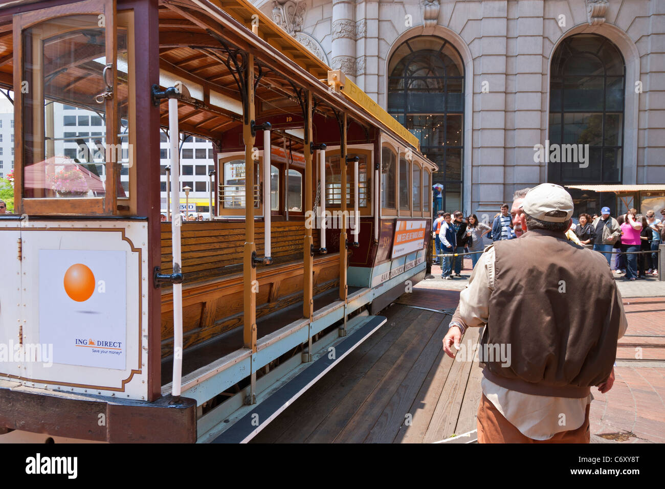 Seilbahn drehen auf der Drehscheibe im Terminus an Kreuzung von Powell und Market Street, San Francisco, Kalifornien, USA. JMH5212 Stockfoto