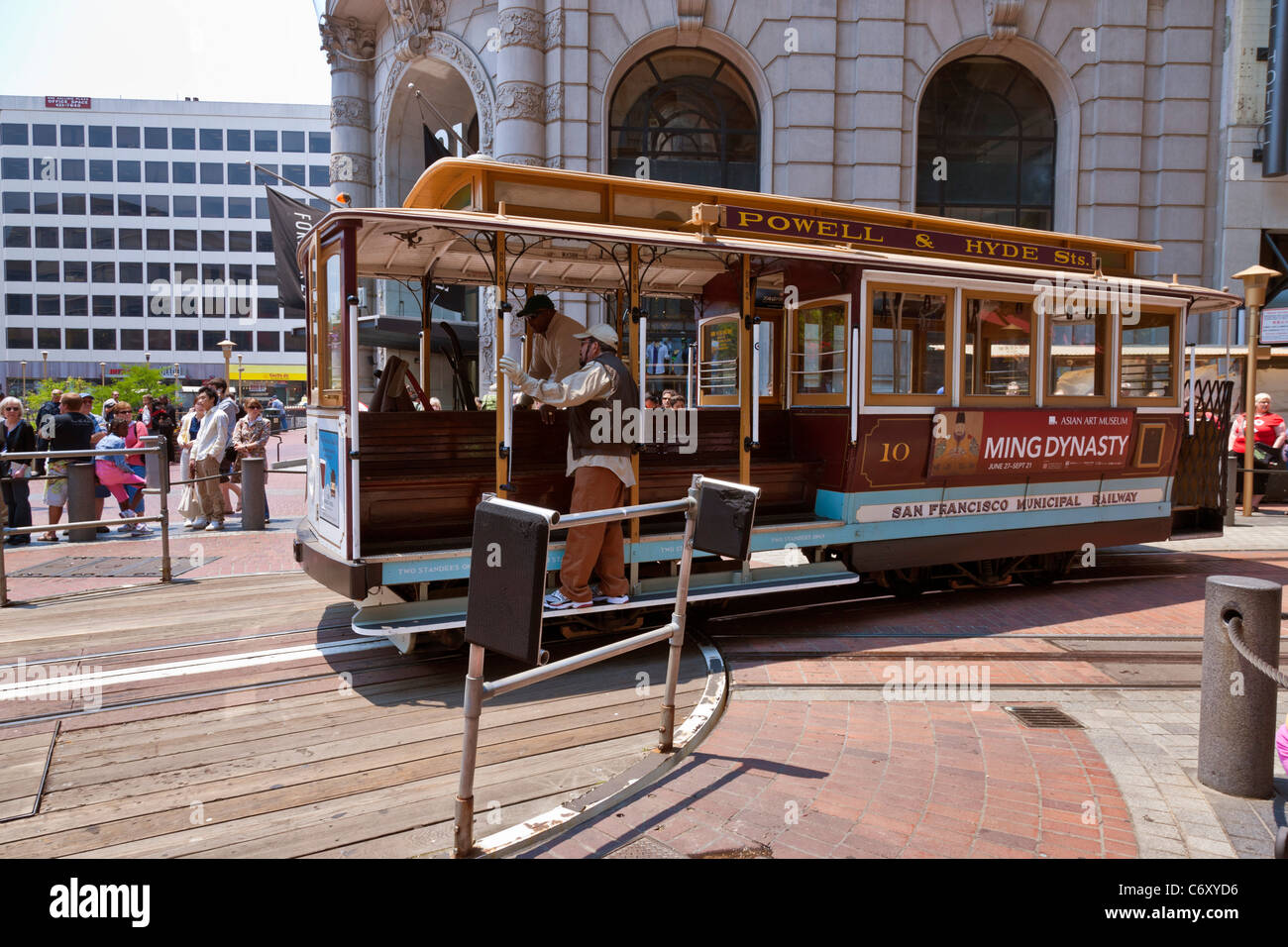 Seilbahn in der Drehscheibe im Terminus an Kreuzung von Powell und Market Street, San Francisco, Kalifornien, USA. JMH5214 Stockfoto