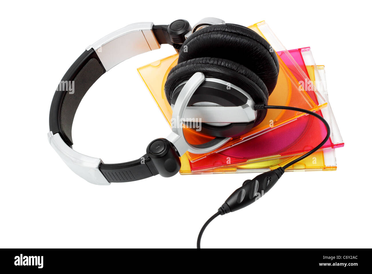 Stereo-Kopfhörer und CDs in bunten Kunststoff-Fällen auf weißem Hintergrund Stockfoto
