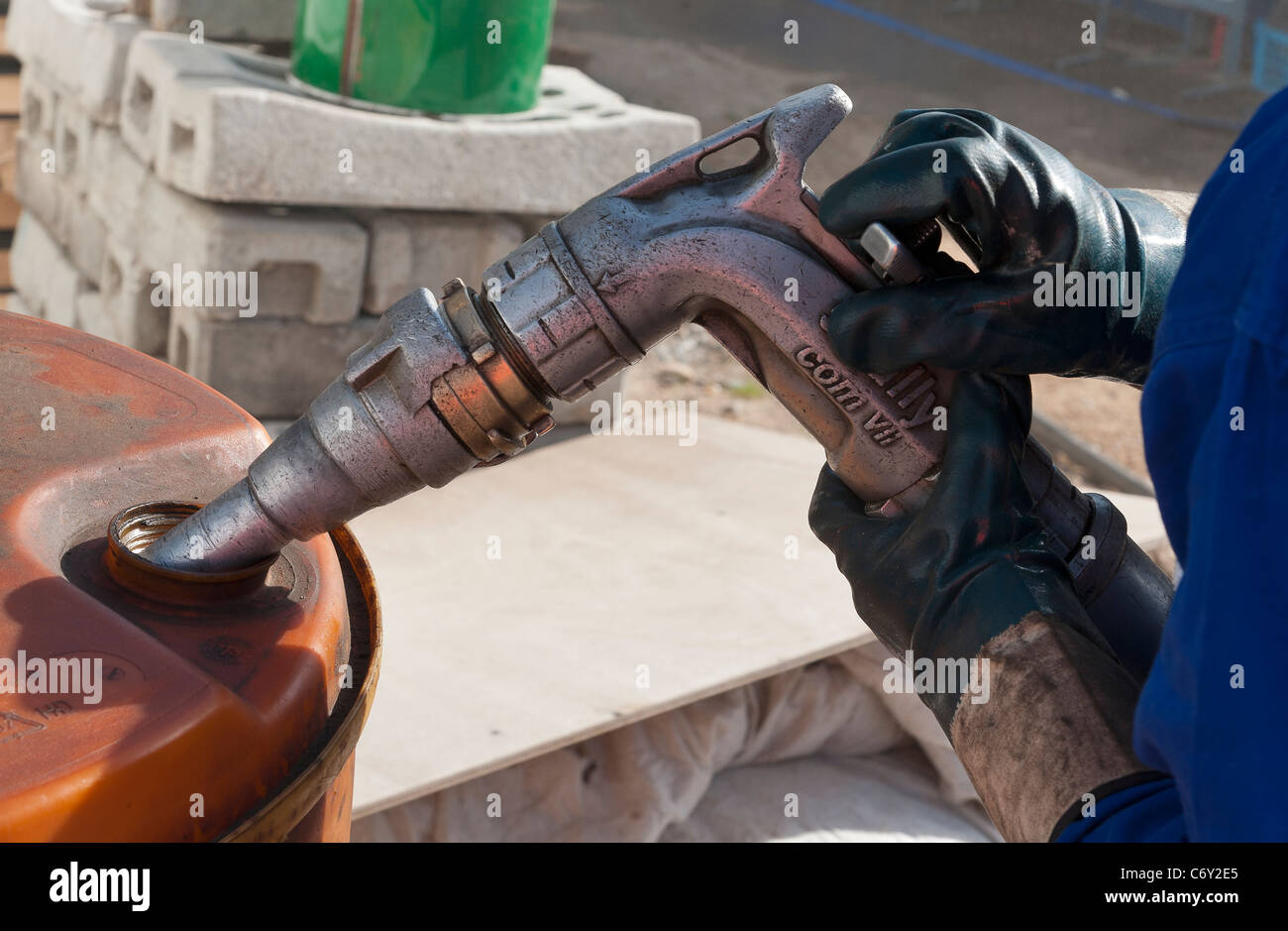 Mann Füllung Fass mit Automobil Gasöl Stockfoto