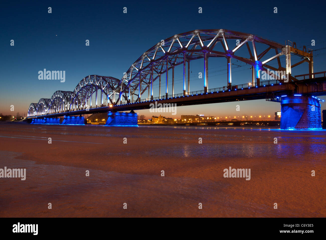 Eisenbahnbrücke in der Nacht im Winter hautnah Stockfoto