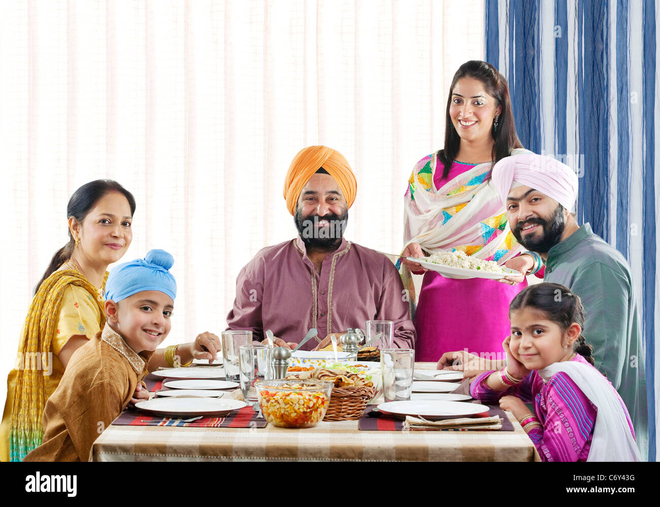 Sikh-Familie zu Mittag am Esstisch Stockfoto