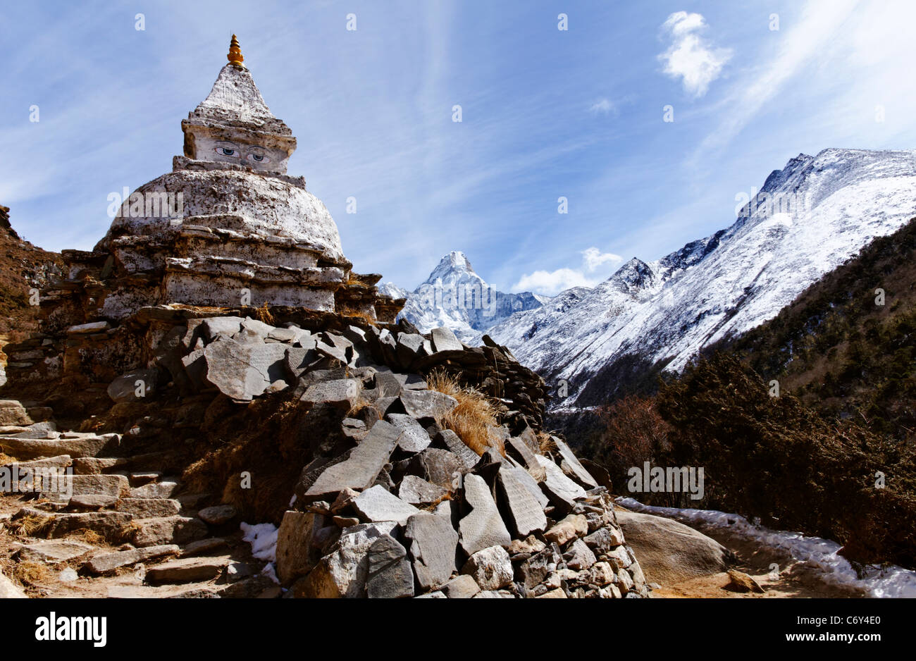 Buddhistische Stupa und Mani-Steinen, Everest-Region, Nepal Stockfoto