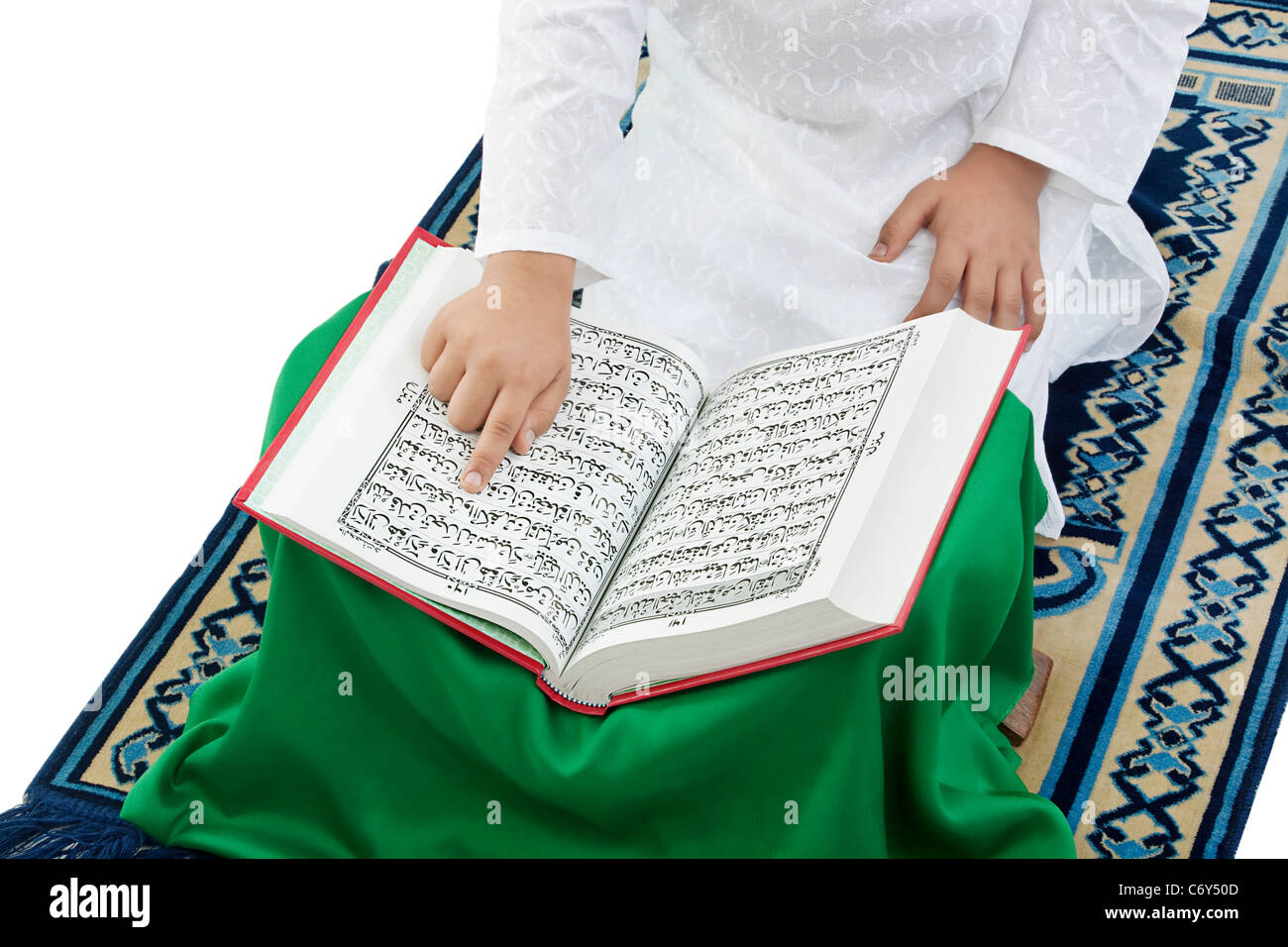 Muslimische Junge liest den Koran Stockfoto