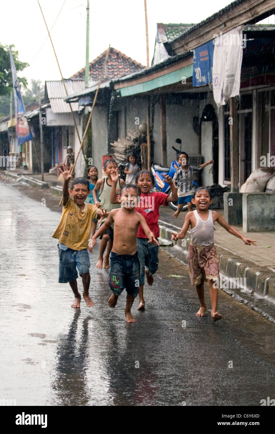 Indonesischen Jungen laufen im Regen Stockfoto