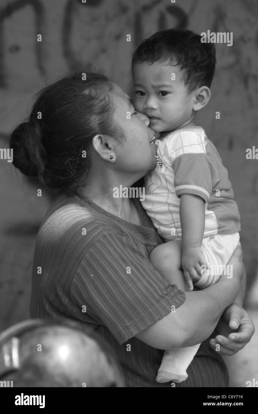 Sohn Mutter Umarmungen, Indonesien Stockfoto