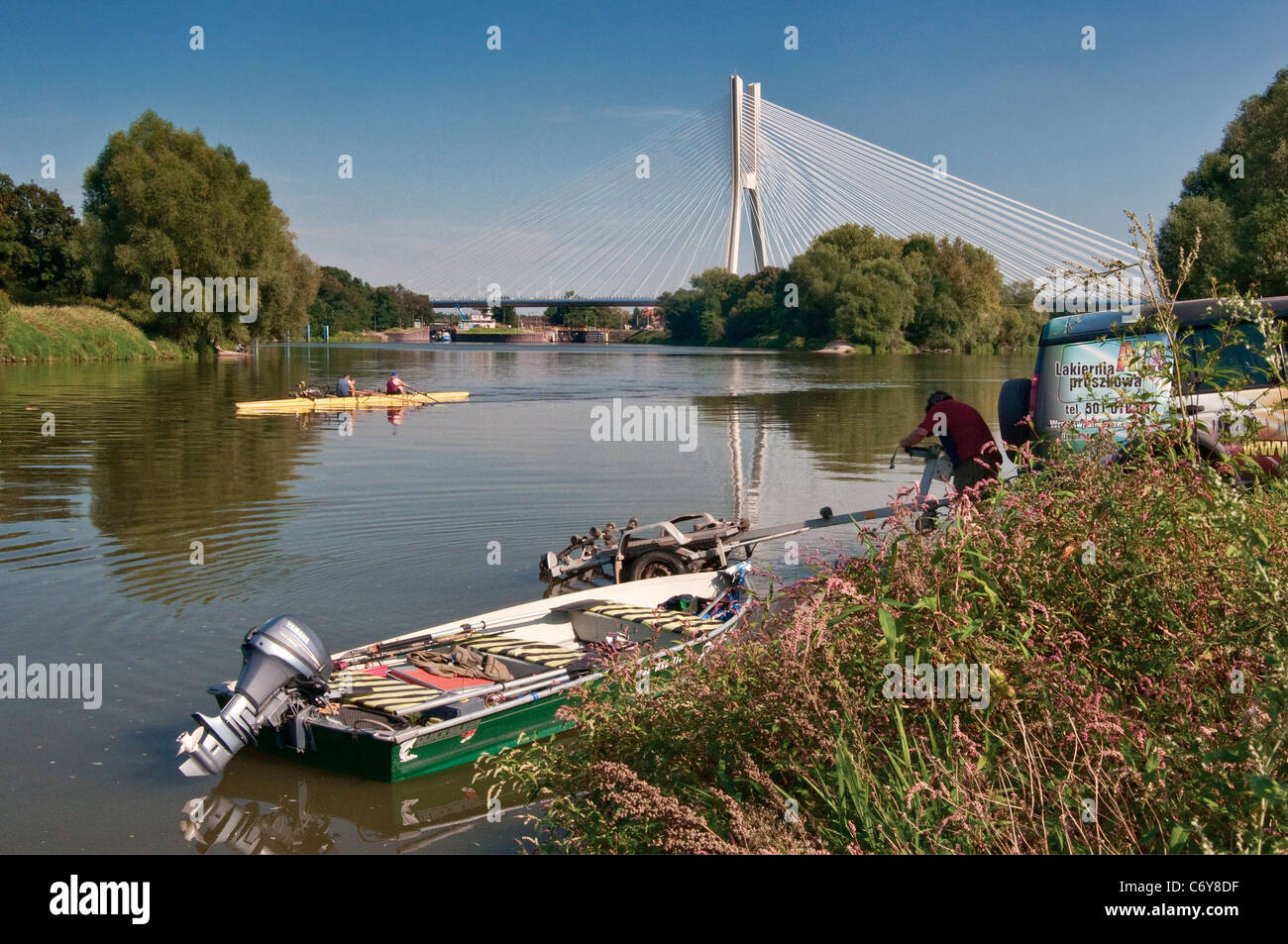 Männer laden Boot auf Anhänger, Kajak an Oder in der Nähe von Redzinski Brücke in Breslau, Niederschlesien, Polen Stockfoto