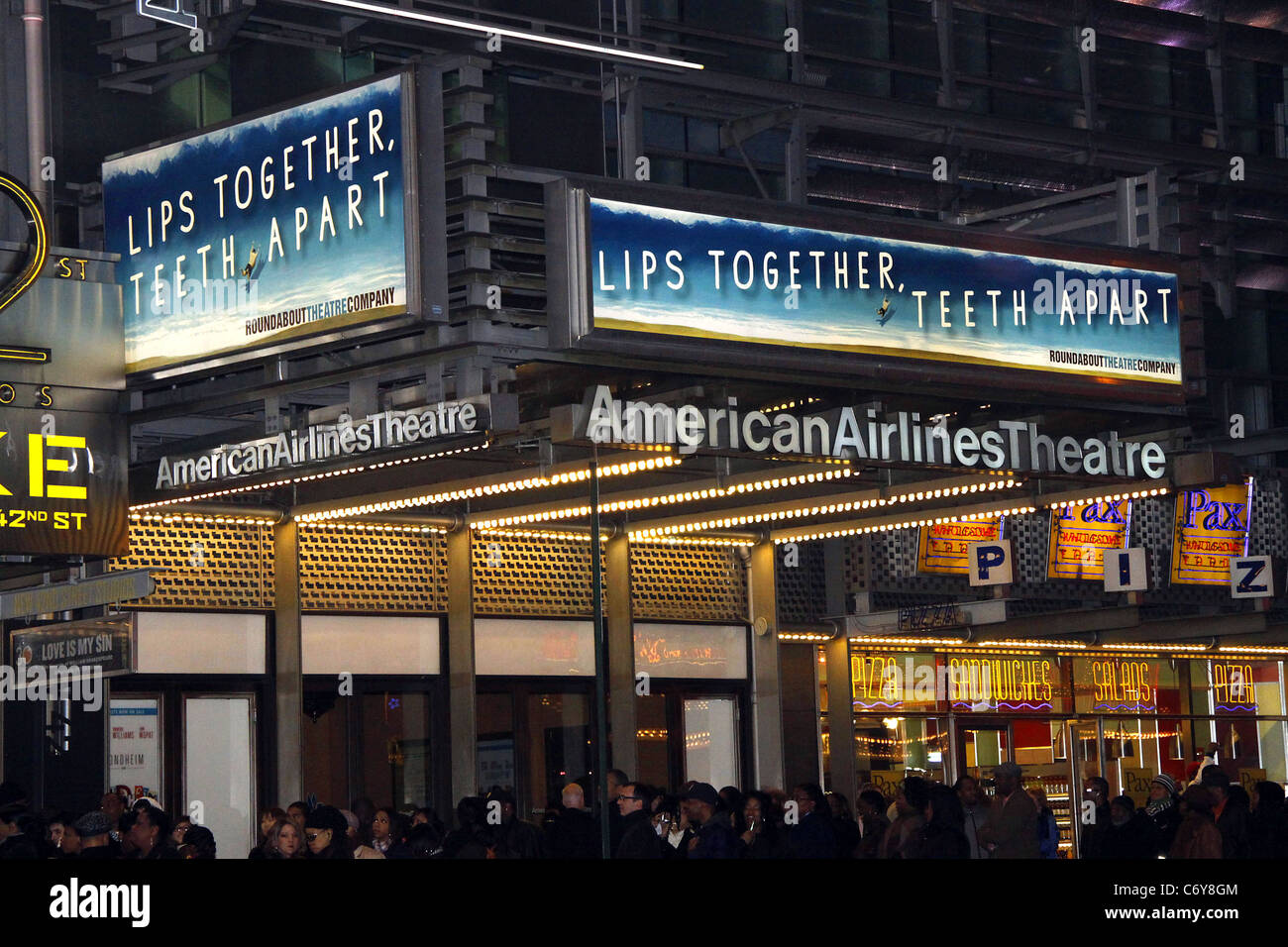 Das Festzelt für das jetzt verschoben am Kreisverkehr Theater Broadway-Produktion von Terrence McNallys "Lippen zusammen, Zähne auseinander" Stockfoto