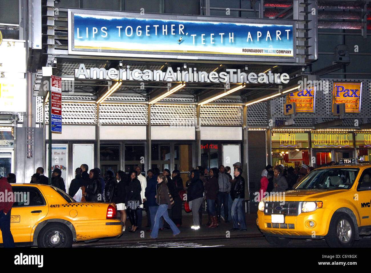 Das Festzelt für das jetzt verschoben am Kreisverkehr Theater Broadway-Produktion von Terrence McNallys "Lippen zusammen, Zähne auseinander" Stockfoto