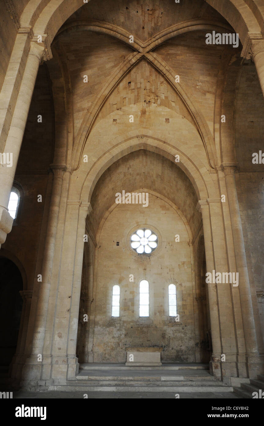 Innenraum der Kirche im ehemaligen Zisterzienserkloster Silvacane Abbey in der Nähe von La Roque-Antheron, Provence, Frankreich Stockfoto