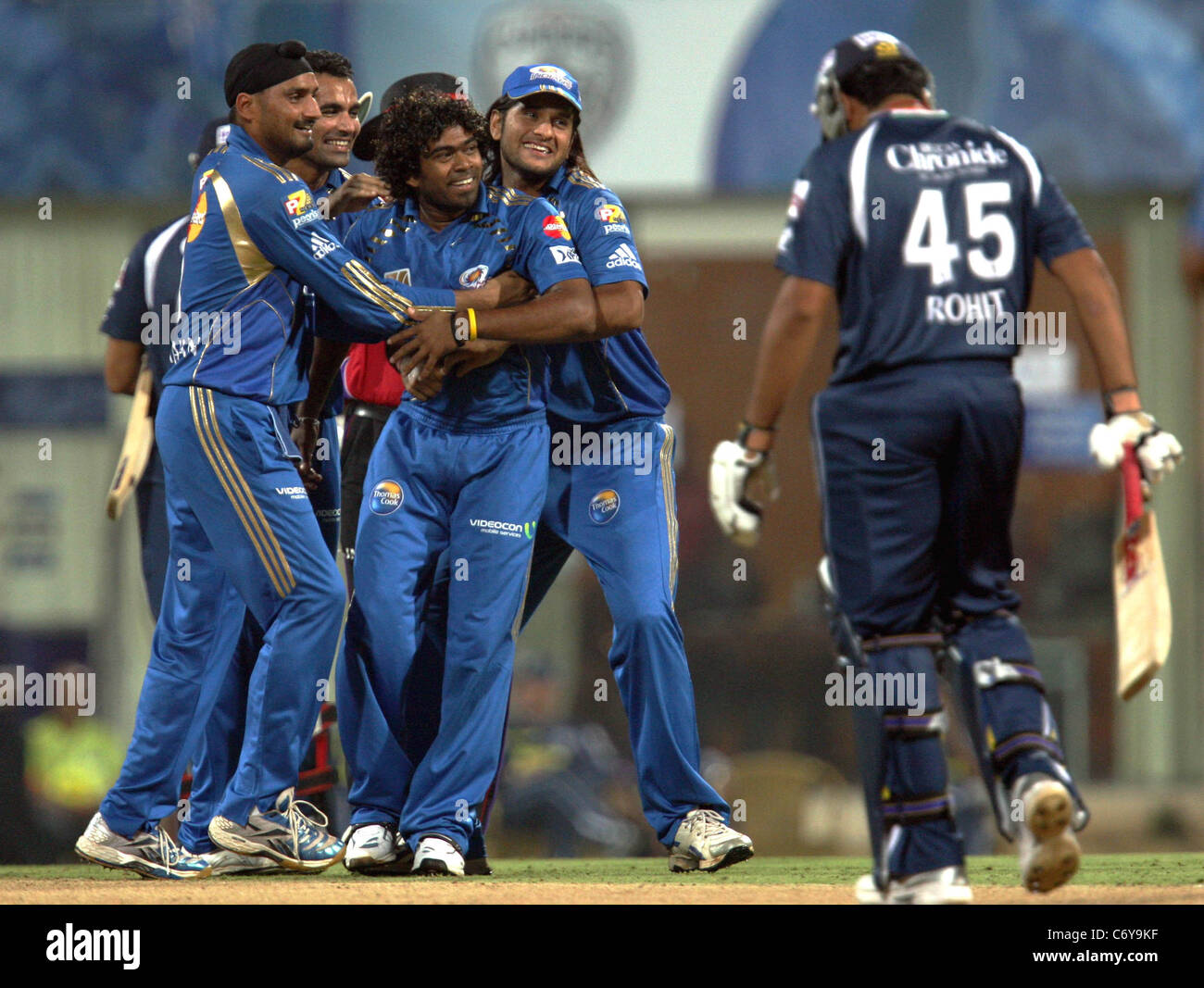 Mumbai Indians Bowler Lasith Malinga feiert mit Teamkollegen während der Twenty20 Match IPL Cricket-Match zwischen Deccan Stockfoto