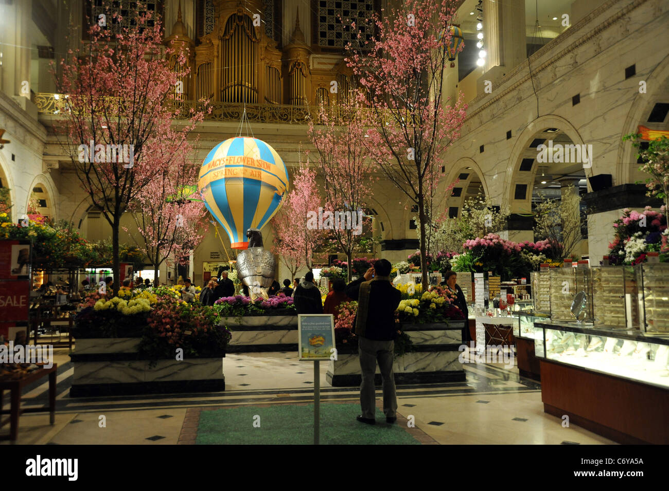 Atmosphäre die offizielle Eröffnung des 2010 Macy's Flower Show in Center City Philadelphia, USA - 28.03.10 Hugh Dillon Stockfoto