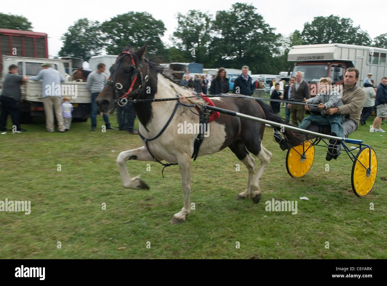 Barnet Gypsy Horse Fair Hertfordshire UK. Vater und Sohn zeigen ein trabendes Pony, das zum Verkauf steht. 2010s 2011. 1588 verlieh Königin Elisabeth I. Bartnet eine königliche Charta, um eine Messe abzuhalten. HOMER SYKES Stockfoto