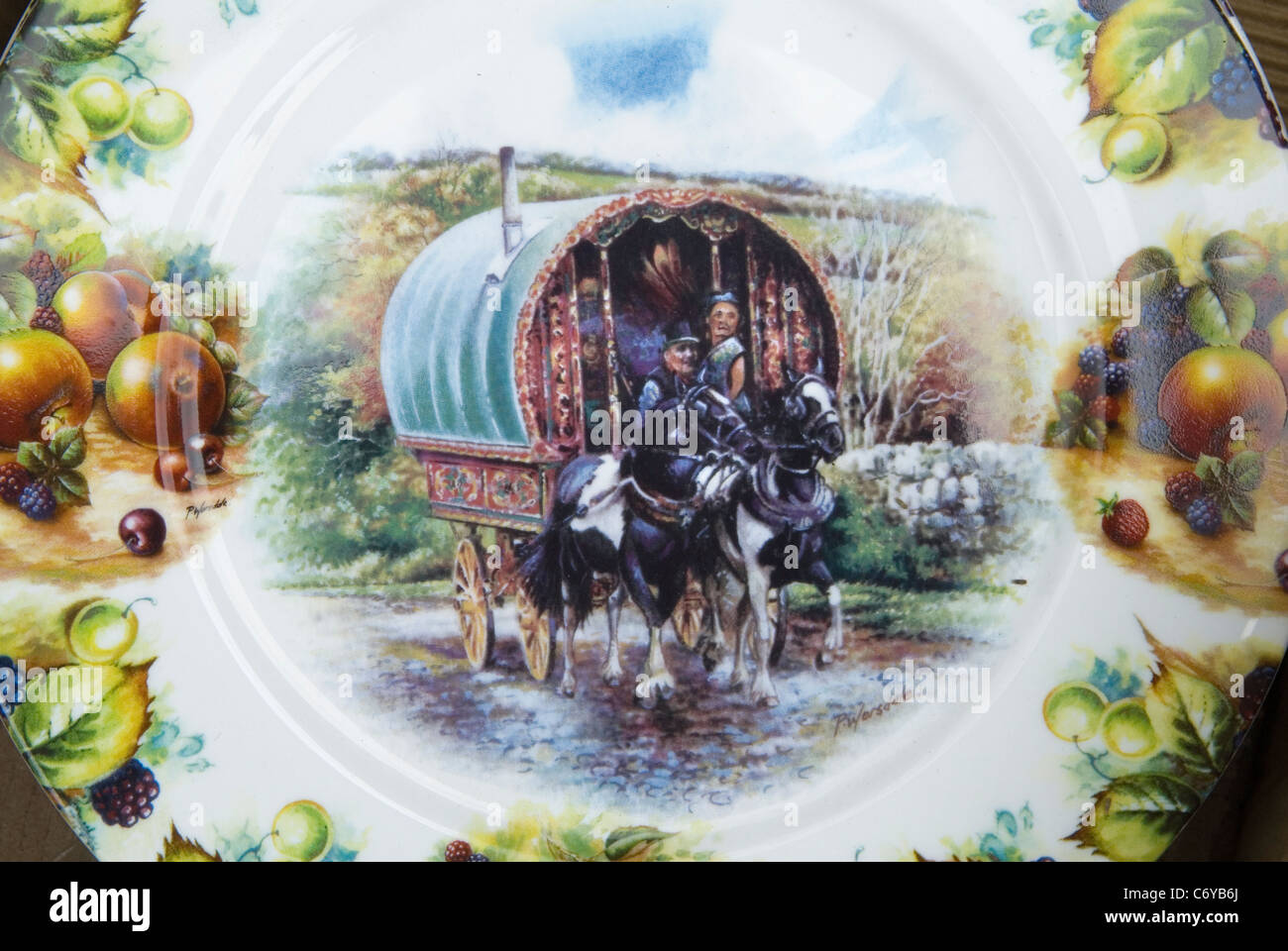 Gypsy Traditional Covered Wagon Plate Market Stand auf der jährlichen Barnet Gypsy Horse Fair in Hertfordshire. 2010er Jahre 2011 HOMER SYKE Stockfoto