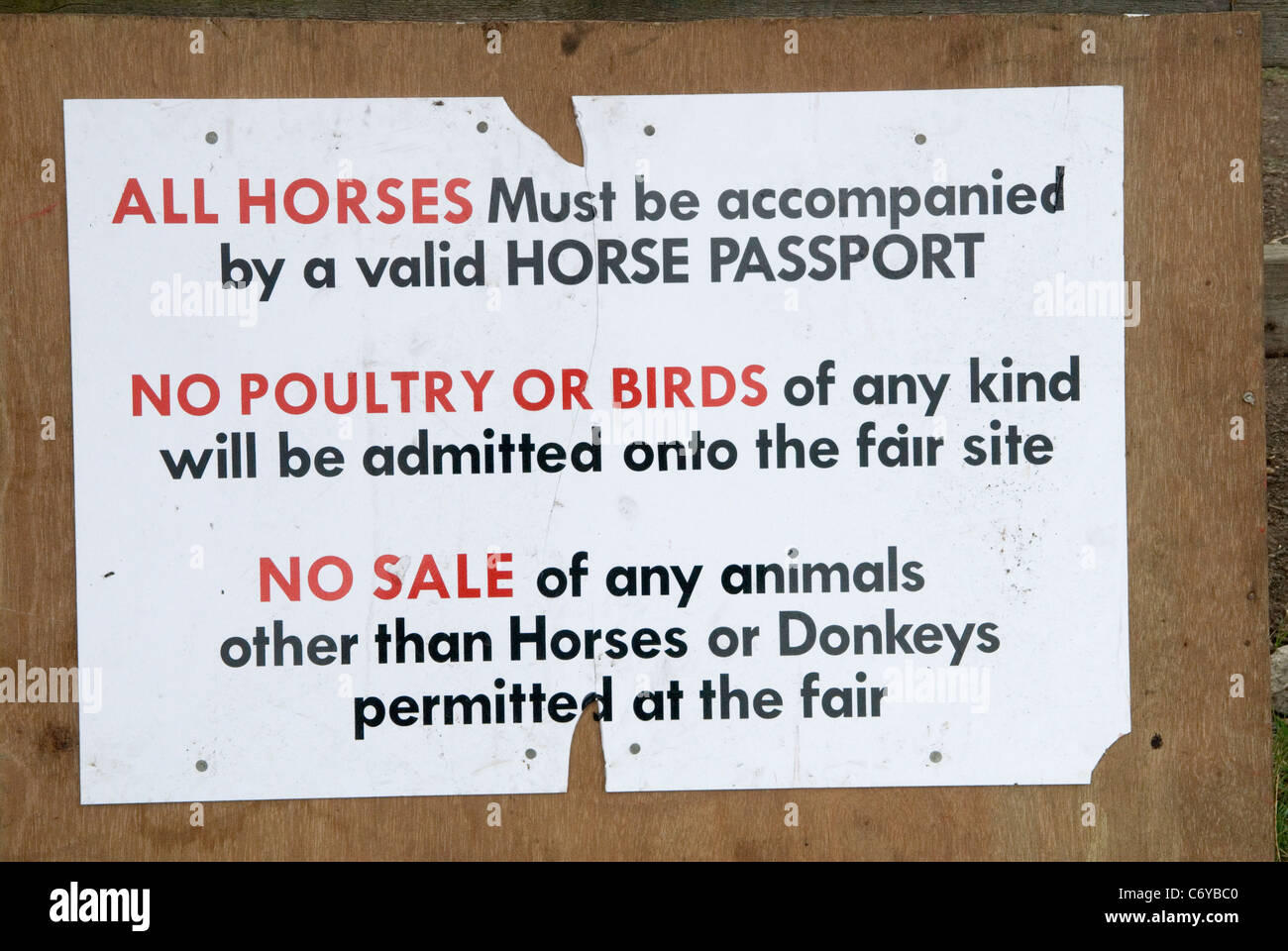 Pferdepass-Schild. Barnet Gypsy Horse Fair Hertfordshire UK. 2010er Jahre 2011 HOMER SYKES Stockfoto