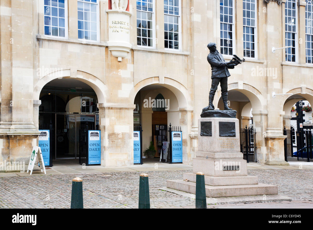 Shire Hall und Charles Stewart Rolls Statue Monmouth Monmouthshire Wales Stockfoto