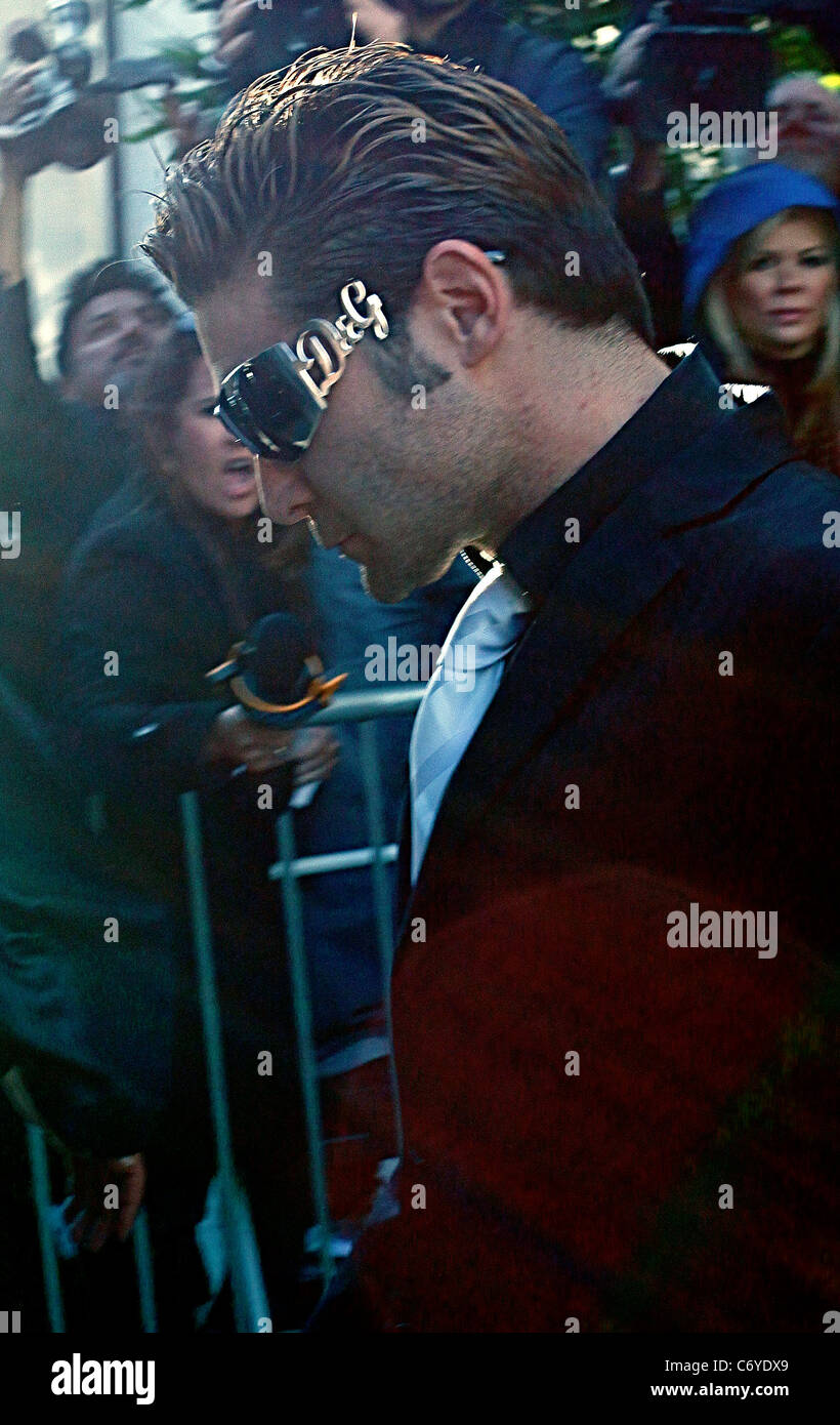 Corey Feldman trägt einen dunklen Anzug mit einem weißen Krawatte verlässt CNN Studios nach einem Auftritt am "Larry King Live" Los Angeles, Stockfoto